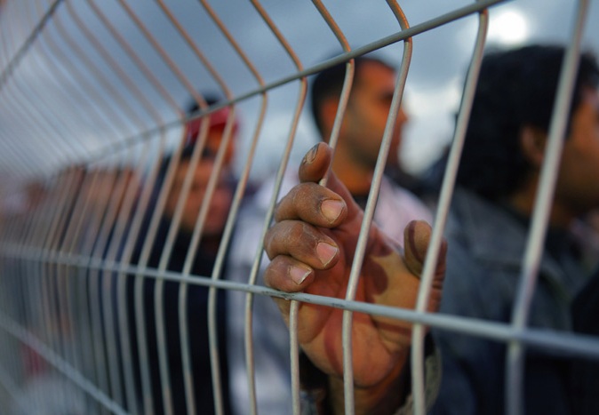 الأسرى في "حوارة" يعلّقون إضرابهم بعد نقل غالبيتهم إلى "مجدو"