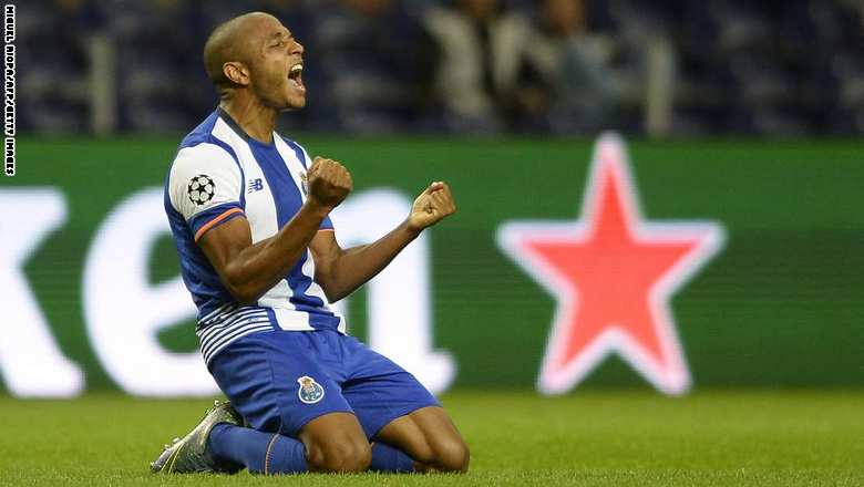 الجزائري براهيمي يرّد على مطالب إلغاء مشاركته ضد "مكابي تل أبيب" بالسجود لله احتفالًا بهدفه