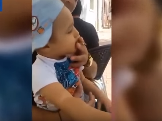 فيديو: أب يجبر طفله على التدخين وشرب الكحول التدخين