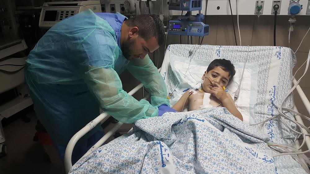 المقاصد تجري جراحة معقدة لطفل مصاب بالقلب اليميني بعد رفض مشافٍ أمريكية إجراءها المقاصد