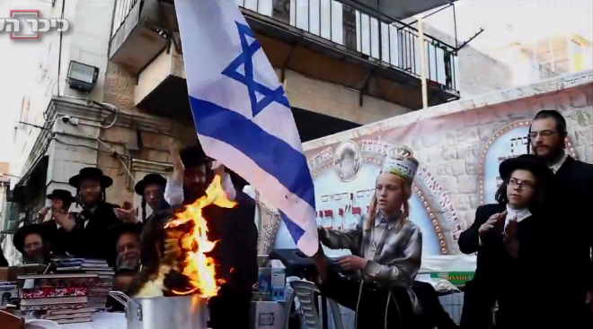 بالفيديو: يهود يحرقون علم إسرائيل بالقدس لأنها دولة كافرة اخبار فلسطين