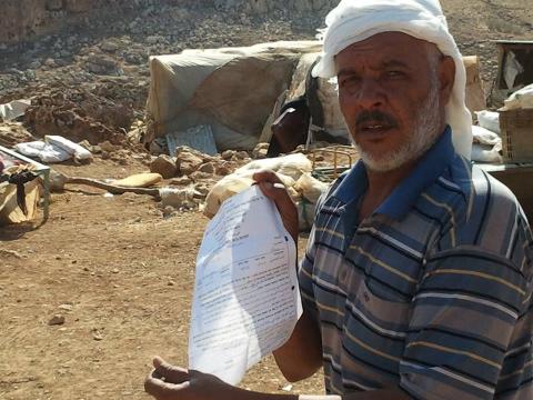 الاحتلال يخطر بإزالة خيمة وغرف سكنية شرق يطا اخطار إزالة