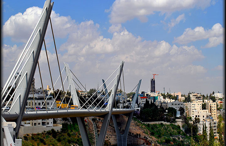 أردني يحاول حرق أبنائه الثلاثة والانتحار من على جسر عبدون