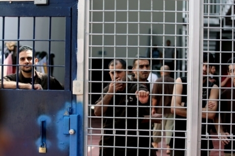 احتجاز أسيرتين قاصرتين في ظروف حياتية صعبة في "عسقلان"