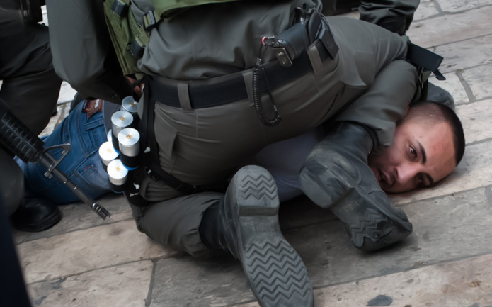 قوات الاحتلال تعتدي بالضرب المبرح على مواطن جنوب الخليل