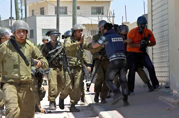 27 انتهاكا بحق الصحفيين خلال الشهر الماضي الاعتداء على الصحفيين