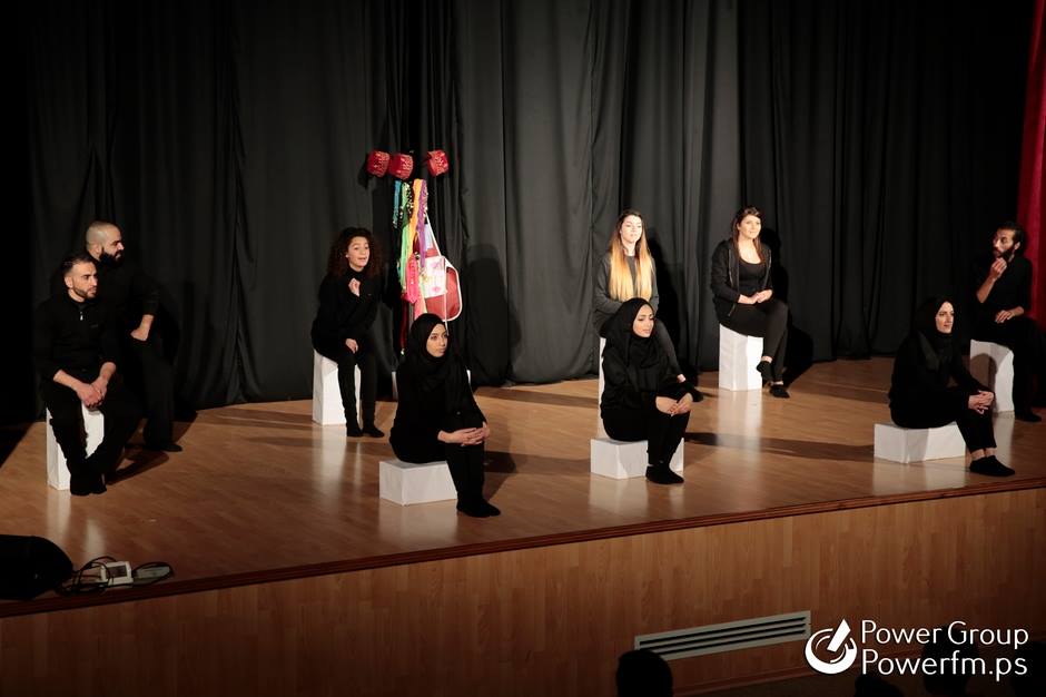 افتتاح مسرحية حامض حلو صورة من العرض