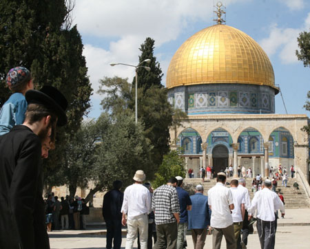 دائرة القدس تحذر من خطورة الدعوات العنصرية لاقتحام الأقصى اقتحام