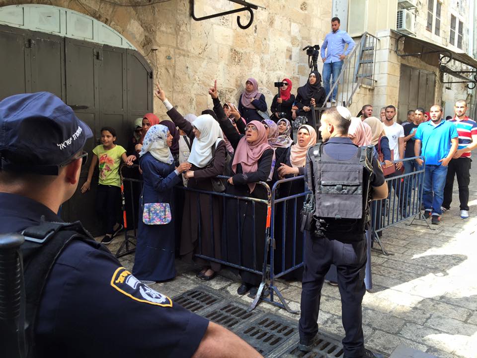 اعتقال 3 مقدسيين واعتداء على المصلين في الأقصى