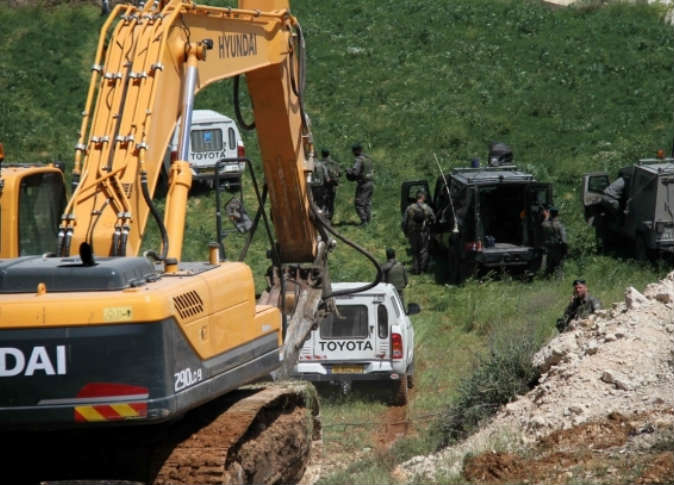 الاحتلال يهدم ابارًا وجدران ويجرف أراضي شمال غرب الخليل الاحتلال يجرف