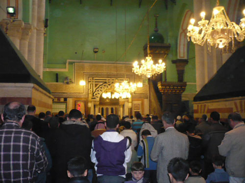 آلاف المواطنين يؤدون الصلاة في الحرم الإبراهيمي الحرم الإبراهيمي