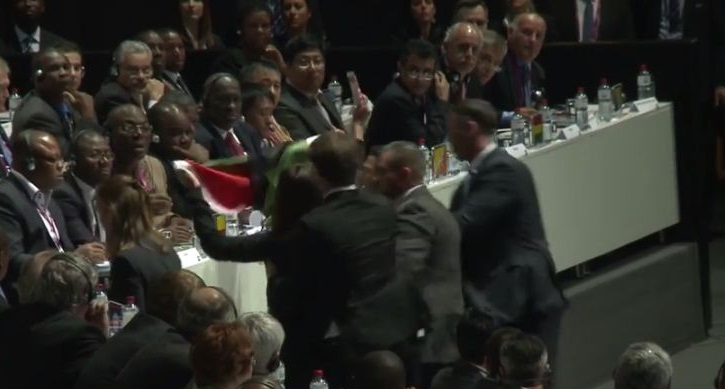 بالفيديو: كرت أحمر في وجه إسرائيل داخل الفيفا كرت احمر