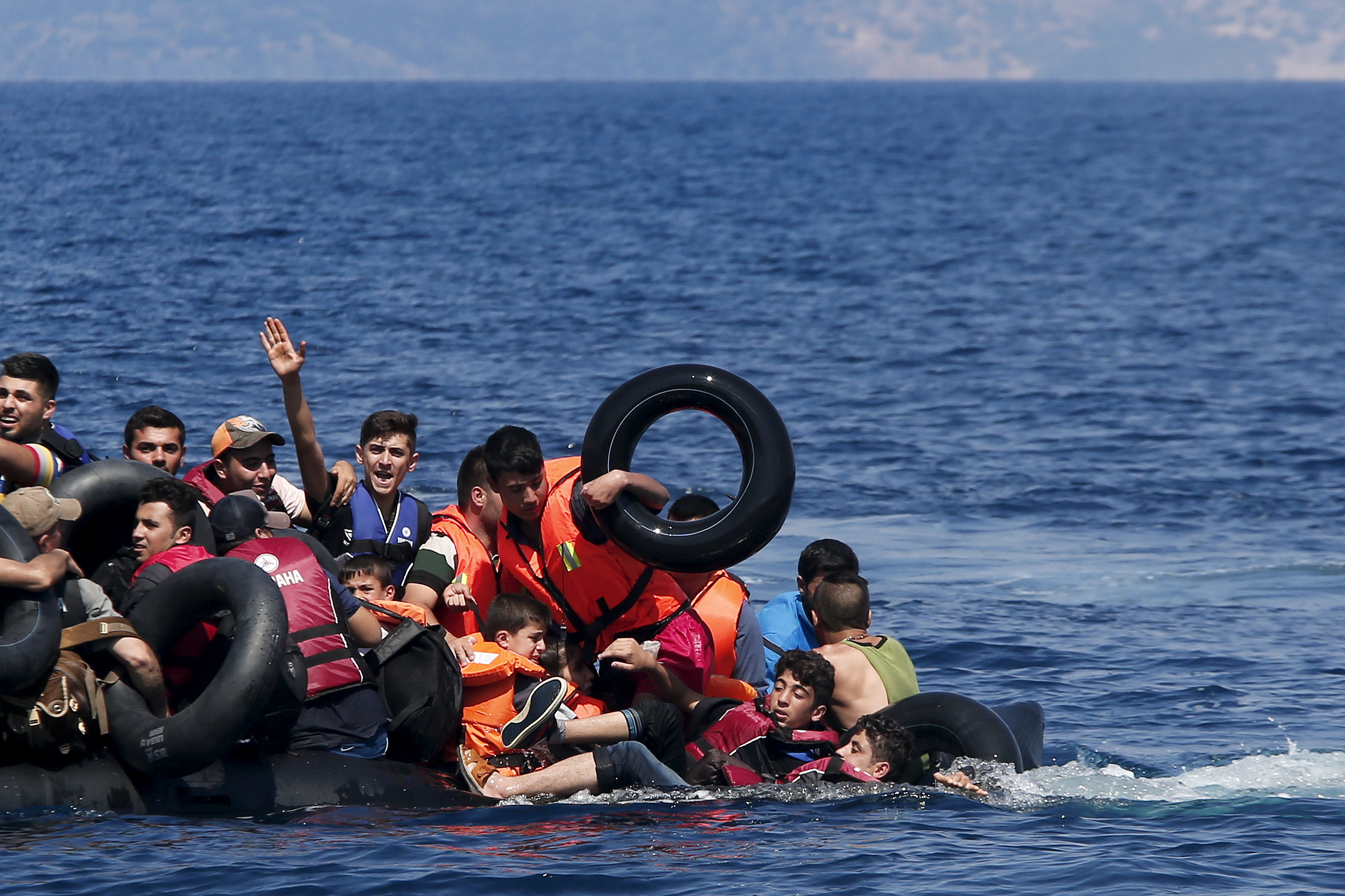 غرق 18 مهاجرا بعد غرق قارب قبالة ساحل تركيا