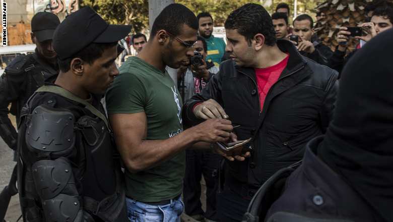 انفجار عبوة ناسفة وسط القاهرة بعد ساعات على تفكيك عبوتين بمطار العاصمة