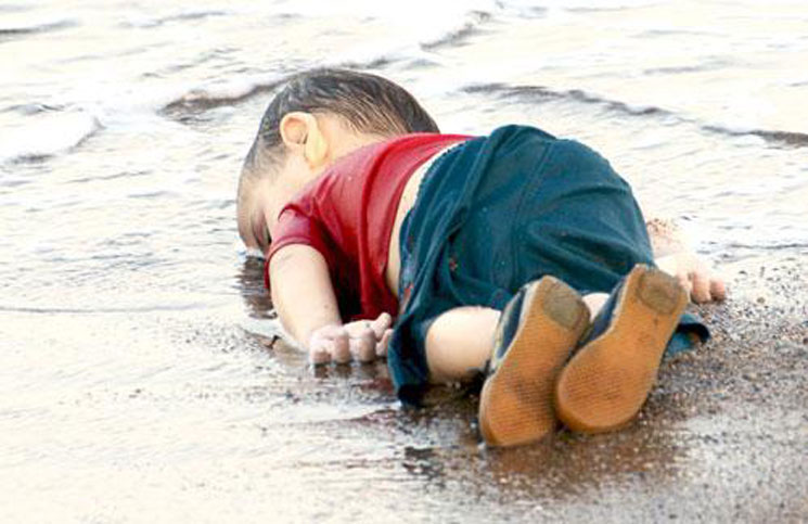 "داعش" يستخدم صورة "إيلان" لتحذير المهاجرين من الهرب إلى الغرب