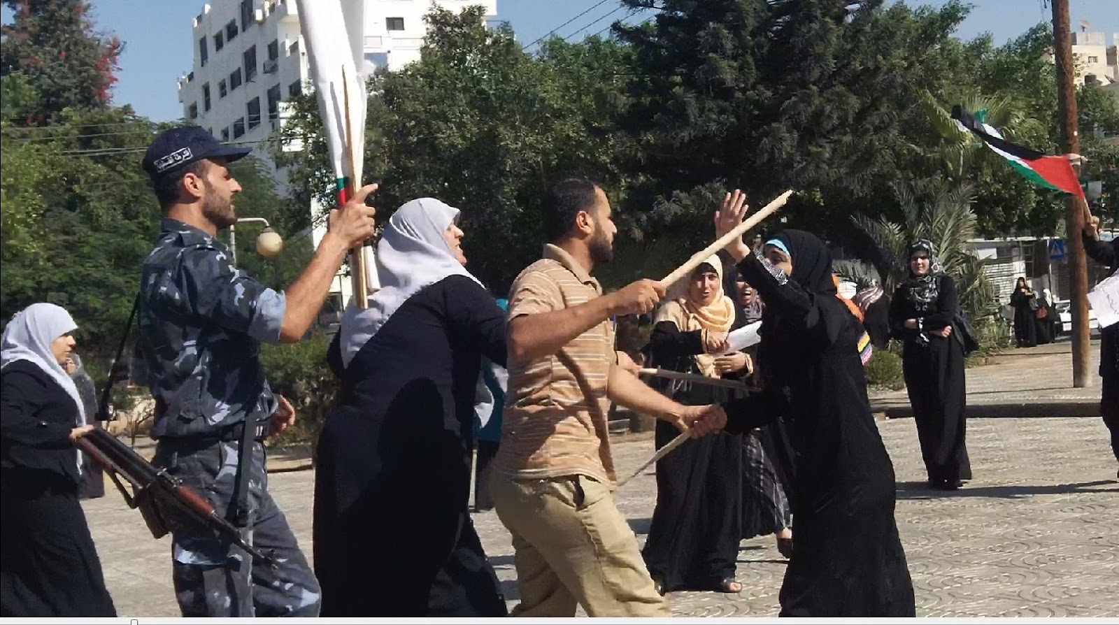 5 إصابات في قمع "شرطة غزة" لمحتجين على انقطاع الكهرباء شرطة غزة