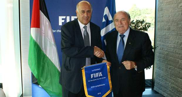 "الإعلام": زيارة بلاتر لفلسطين فرصة لمحاكمة الاحتلال جوزيف بلاتر وجبريل رجوب