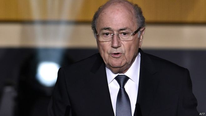 مغردون: رائحة الفيفا تزكم الأنوف.. وعودة بلاتر للرئاسة "بجاحة"