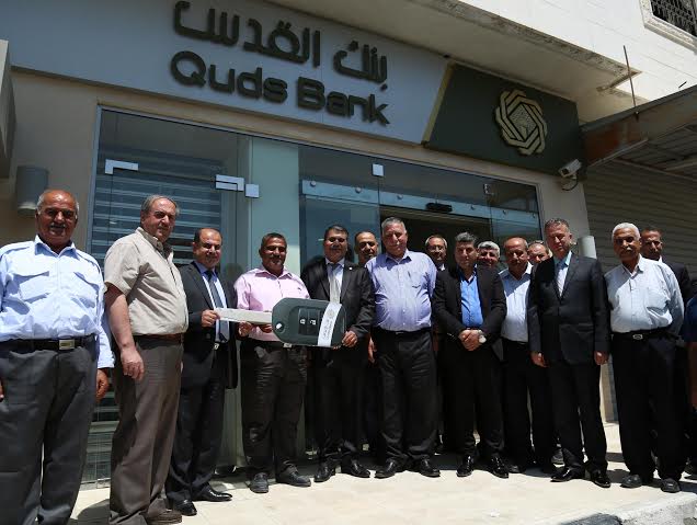 بنك القدس يسلم جائزتي سيارة وراتب 500 دولار لفائزين جديدين بنك القدس