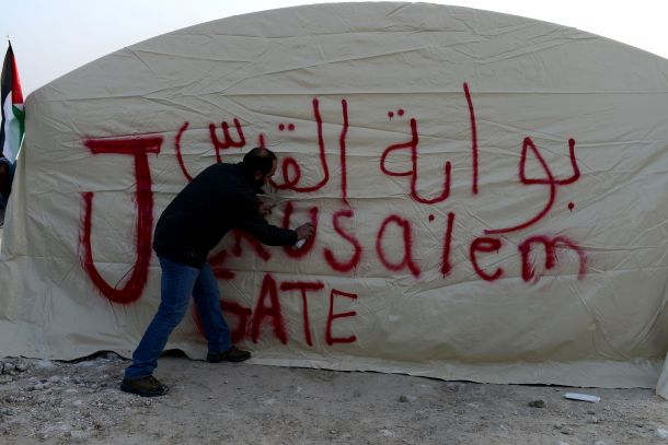 نشطاء يشيدون قرية "بوابة القدس" للمرة الرابعة