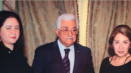 الرئيس عباس يمنح نور الشريف وسام الثقافة والعلوم والفنون