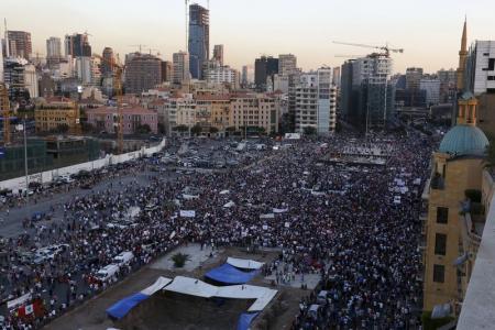 الآلاف يحتشدون بوسط بيروت ويرددون هتافات مناهضة للحكومة بيروت