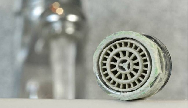 طرق مثالية لإزالة الترسبات عن الحنفيات والمغسلة ترسبات