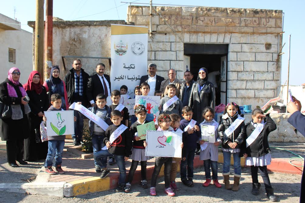 مدرسة الشروق تقدم سلات غذائية للمعوزين المسجلين في تكية بيتونيا