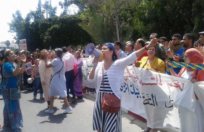 وقفة احتجاجية مع الشابتين
