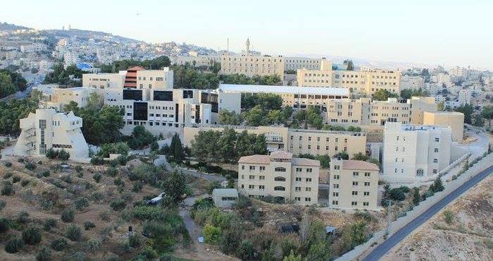 جامعة القدس تتسلم وقفية أبو الريش لطلبتها المحتاجين