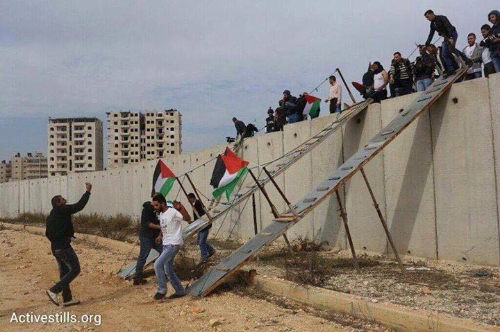 شبان يقتحمون الحواجز ويتجهون للقدس