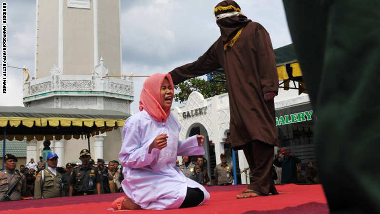 أندونيسيا: جلد رجل وامرأة علناً بسبب الخلوة غير الشرعية