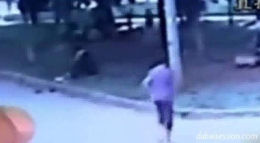 بالفيديو: يحطم جمجمة طفل في حديقة عامة "من دون سبب" فيديو