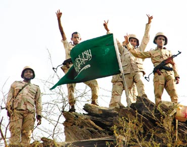 "العربية": السعودية تنشر 30 الف جندي على حدودها مع العراق الجيش السعودي