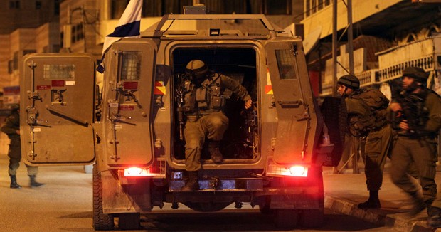 الاحتلال يعتقل شابين من بيت لحم الاحتلال يعتقل شابين من بيت لحم