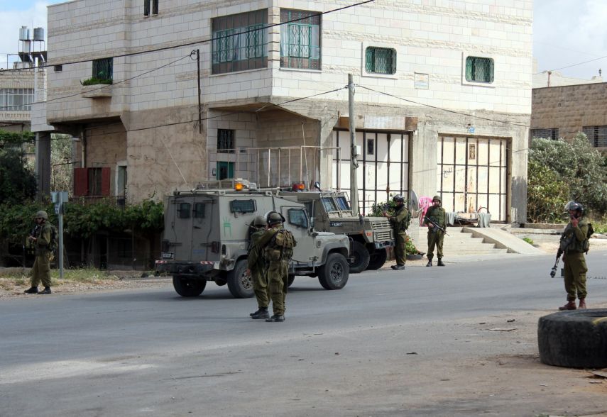 الاحتلال يسلم عدد من المواطنين بلاغات 