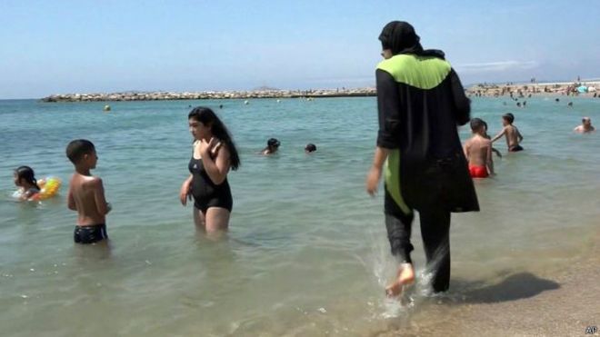 فرنسا تعلق قرار حظر البوركيني حظر البوركيني