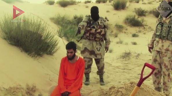 بالفيديو: داعش مصر يجبر شابًا على حفر قبره قبل إعدامه
