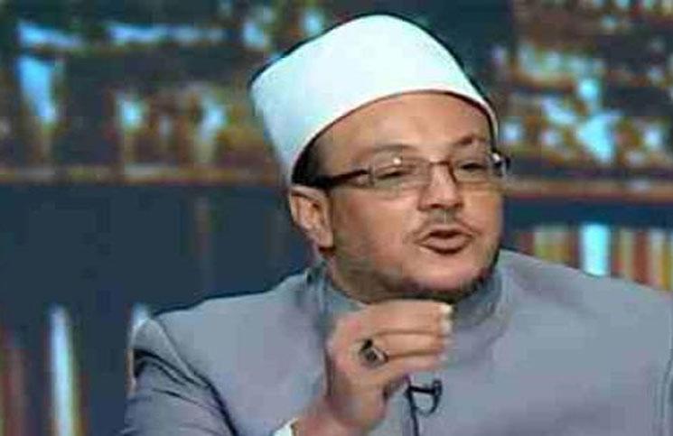 داعية مصري يتحدث مع الجن ويتحداه أن يلبسه