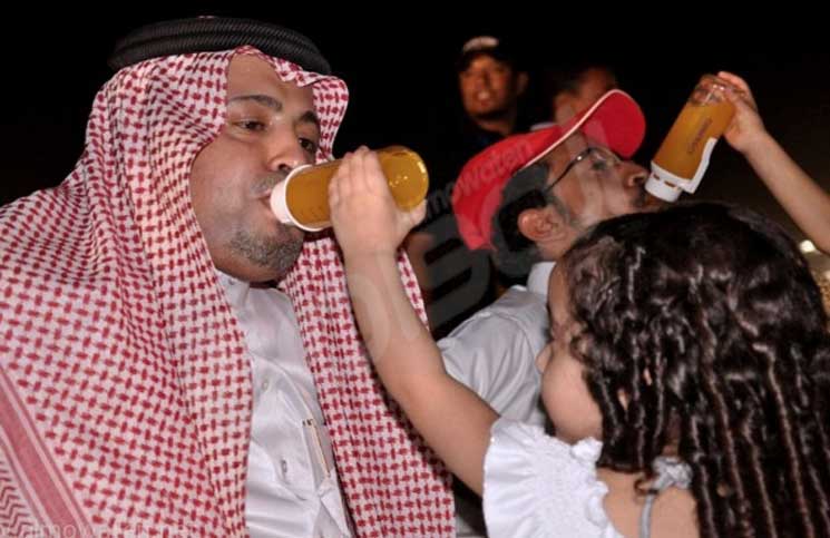 السعودية: صورة لرجال يمارسون الرضاعة تثير انتقادات واسعة على تويتر