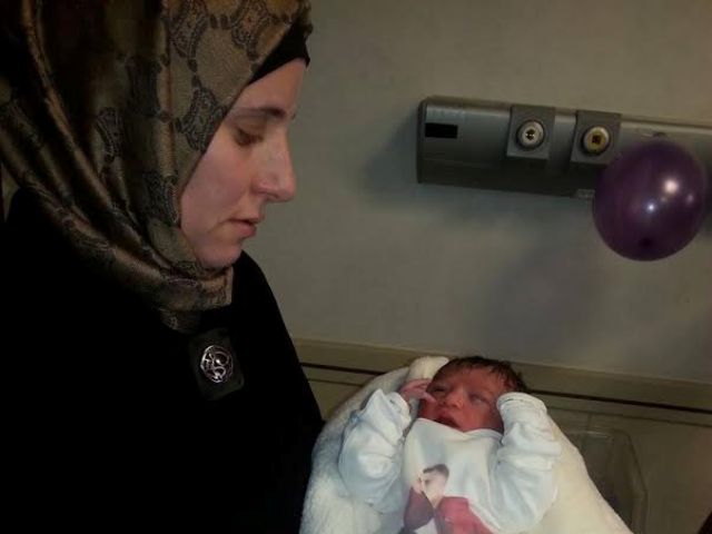 صور: الأسير سائد صلاح يرزق بطفل عبر النطف المهربة الأسير صلاح