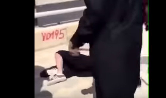 فيديو سحل وضرب فتاة يثير ضجة بالسعودية وسحل ضرب