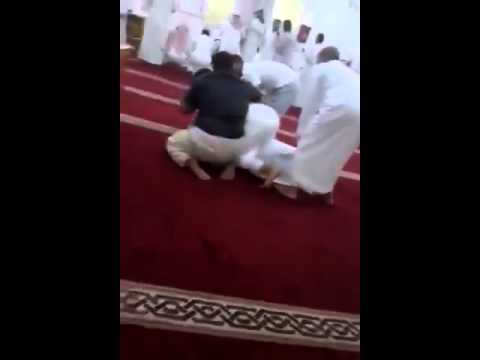 بالفيديو: مصلون يضربون شابا في مسجد بالسعودية ادّعى أنه "المهدي" شبان يضربون شخصا ادعى أنه المهدي