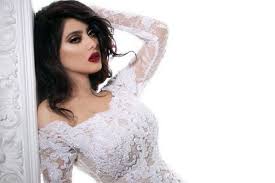 شاب يتحرش بفنانة ويطلبها للزواج