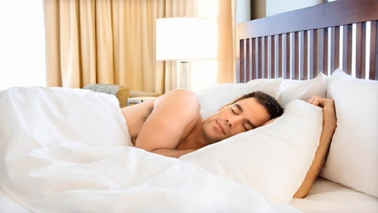 علماء: يجب على الرجل أن ينام عارياً علماء