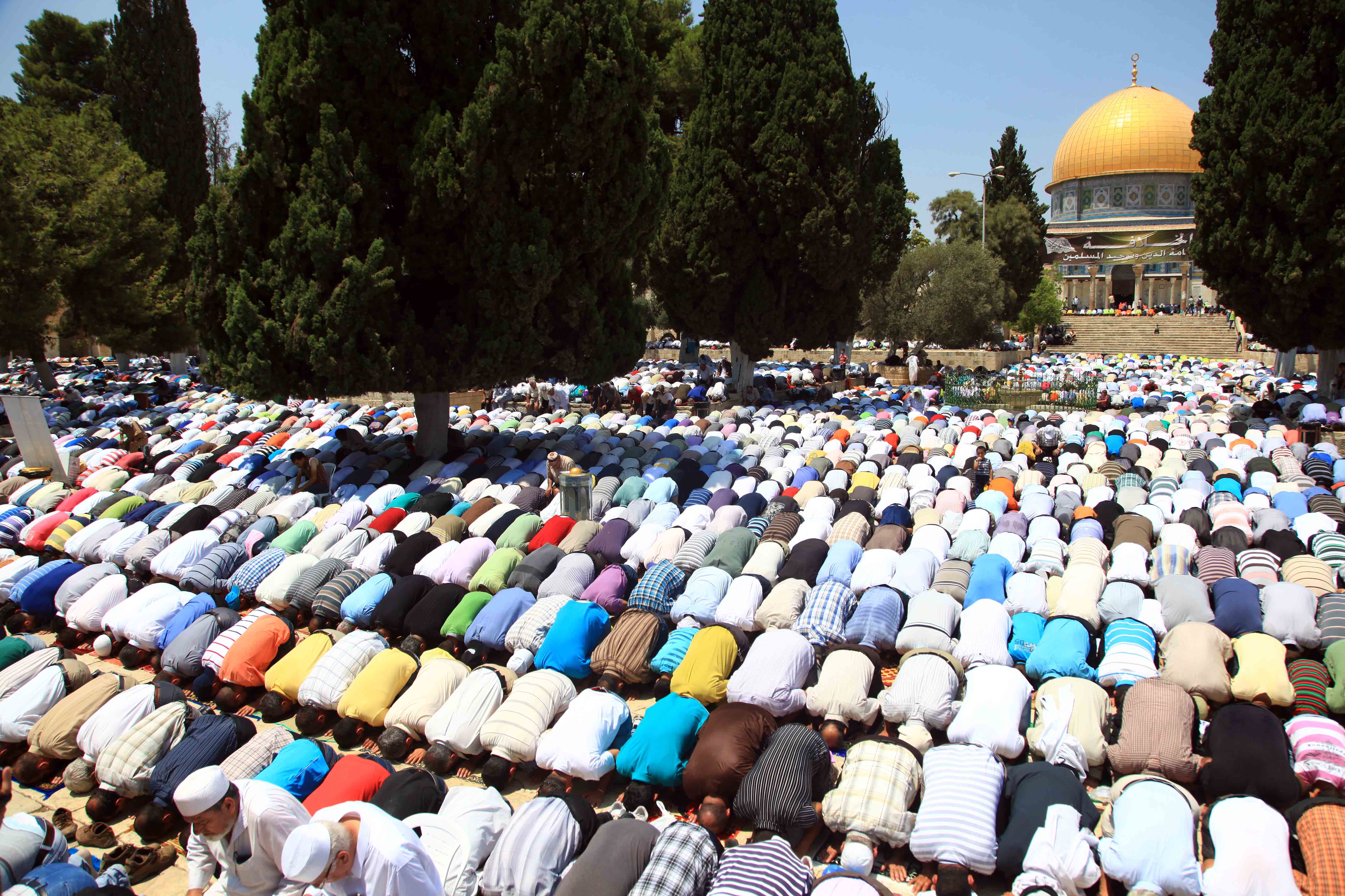 فرض قيود على دخول المصلين غدا إلى الأقصى المئات يصلون في المسجد الأقصى