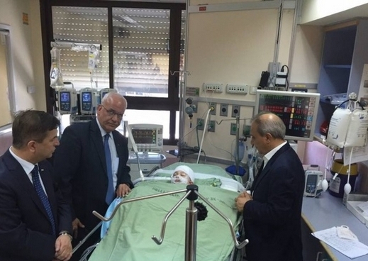 وفد من القيادة يتفقد المصابين من عائلة دوابشة صورة الوفد