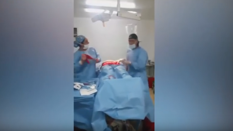 شاهد...طبيب يرقص أثناء شق بطن المريض