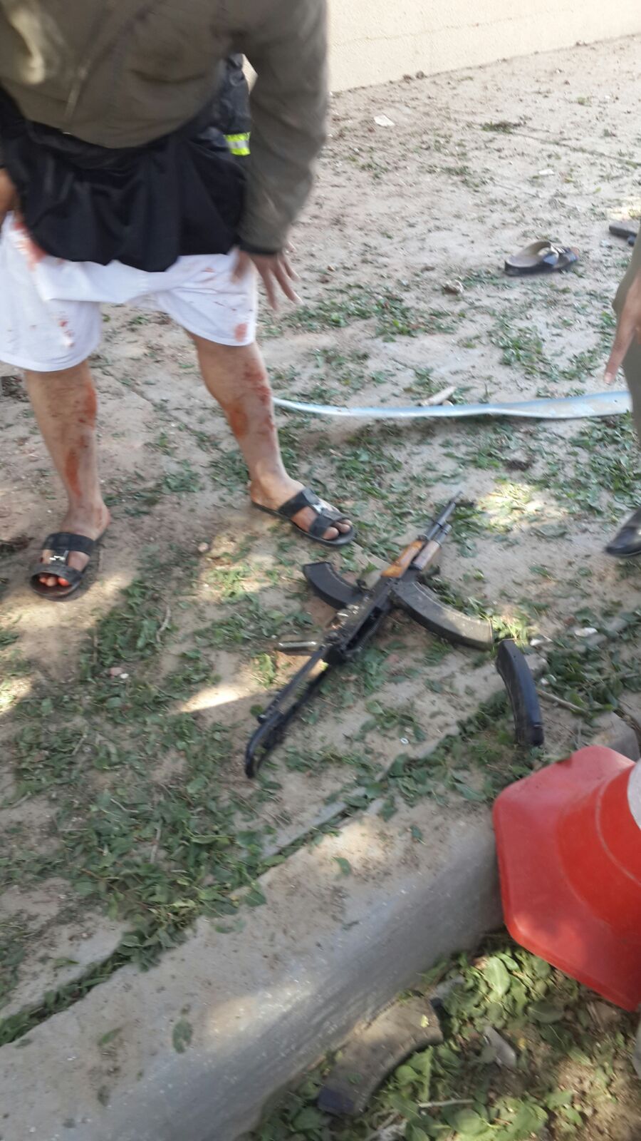 قتلى وجرحى باستهداف مسجد شرق السعودية (فيديو) صورة من المكان