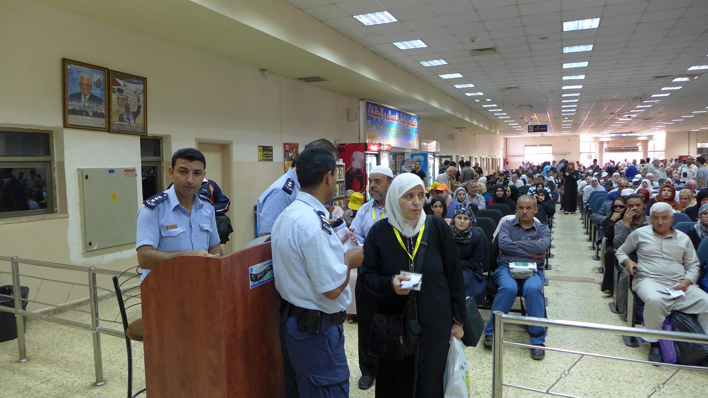 تخفيض ضريبة المغادرة على معبر الكرامة بقيمة شيقلين ضريبة المغادرة